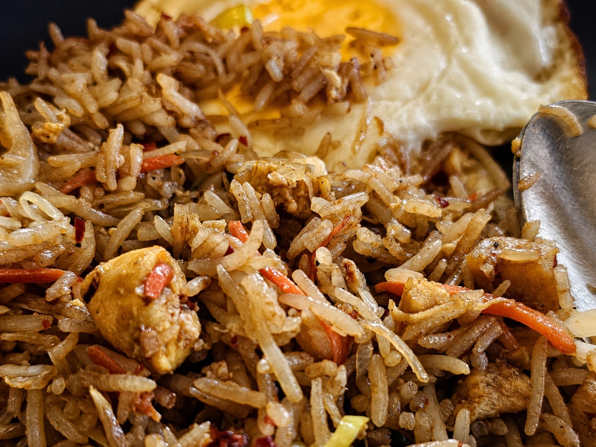 Fried rice with chicken and a fried egg